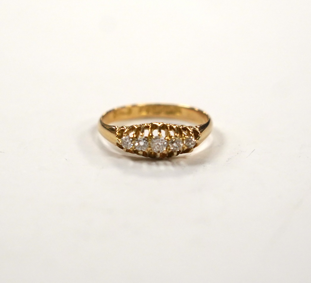 An Edwardian 18ct gold and graduated five stone set diamond ring, size M, gross weight 3 grams.